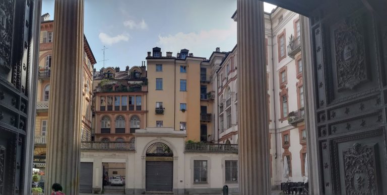 Là posso asciugare lacrime custodire sorrisi diventare carne e sangue con Te, per Te, in Te.