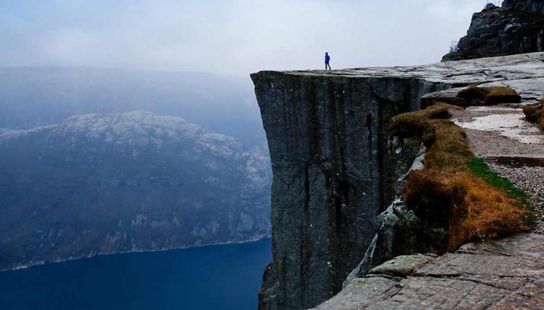 passando in mezzo a loro, si mise in cammino
