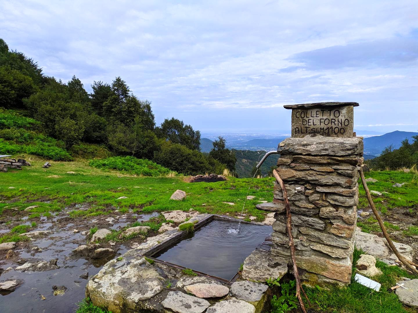 Pozzo in un paesaggio montano