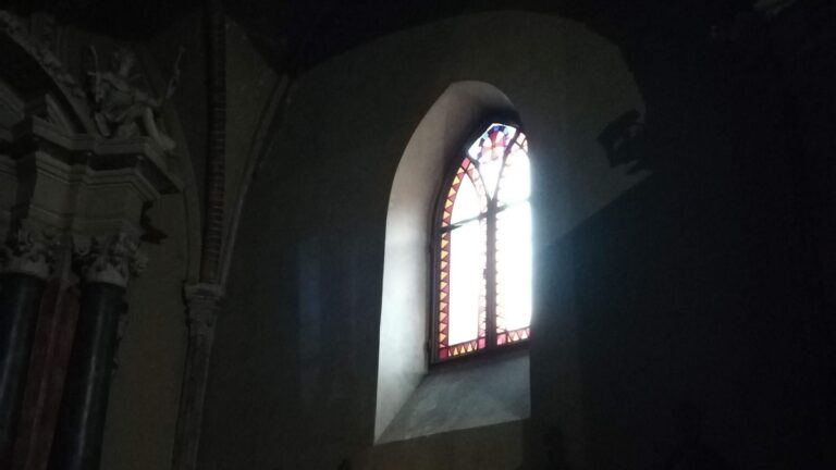 Finestra con vetri colorati illuminata